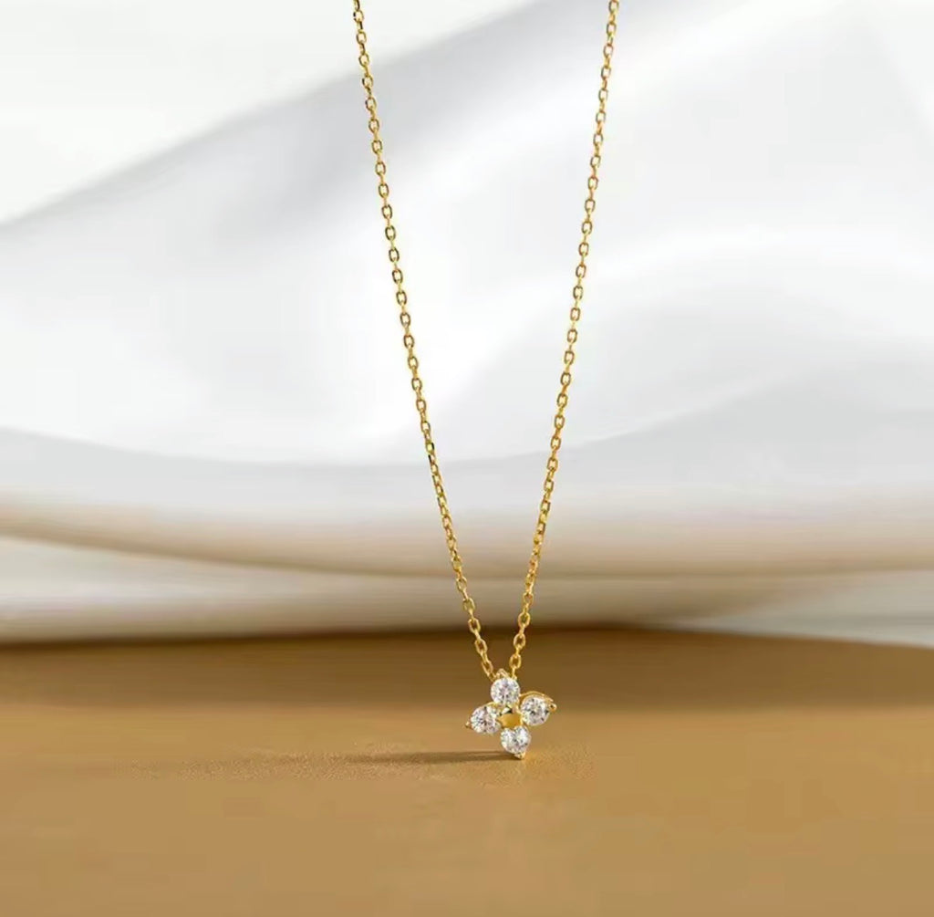 Flori flower necklace