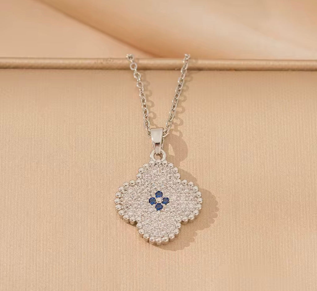 Clover sparkle necklace