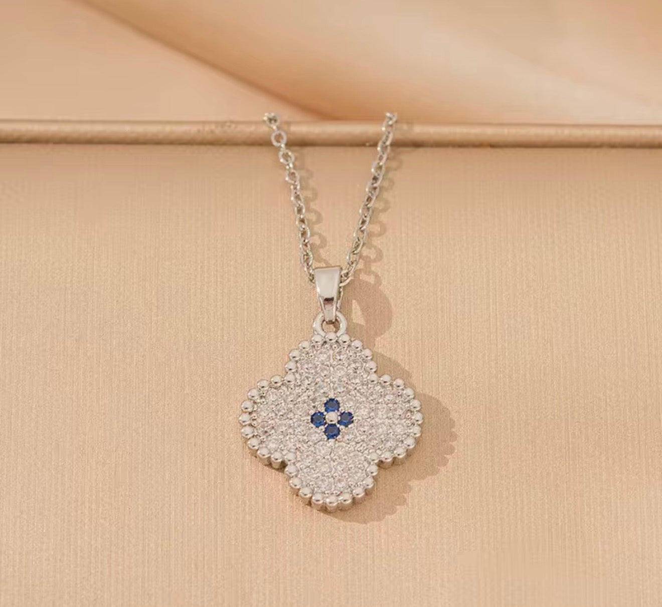 Clover sparkle necklace