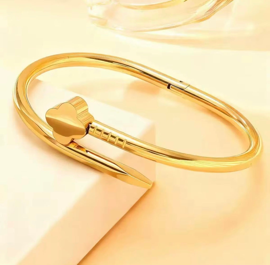 Nail clover bangle