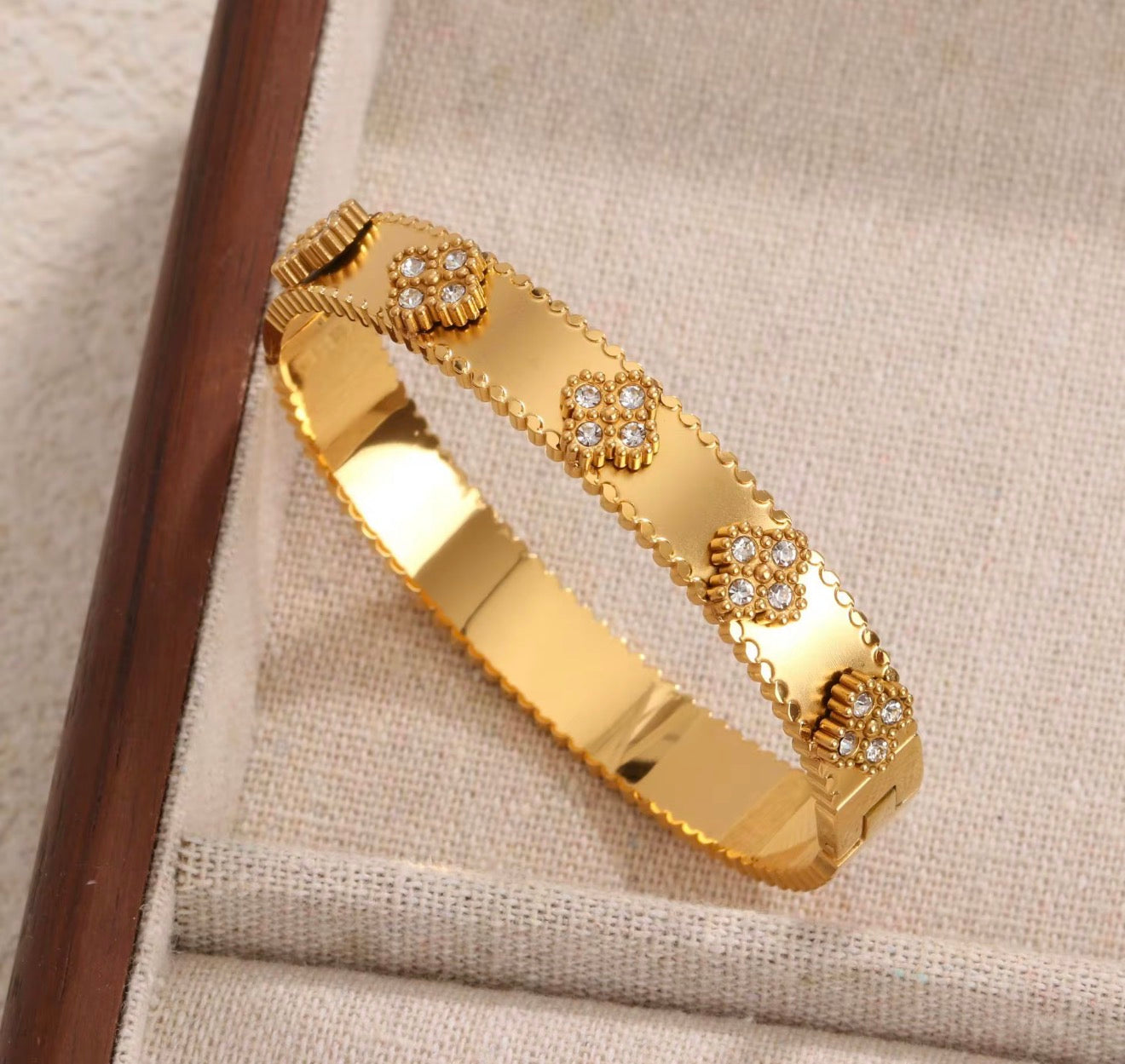Limited thick clover bangle
