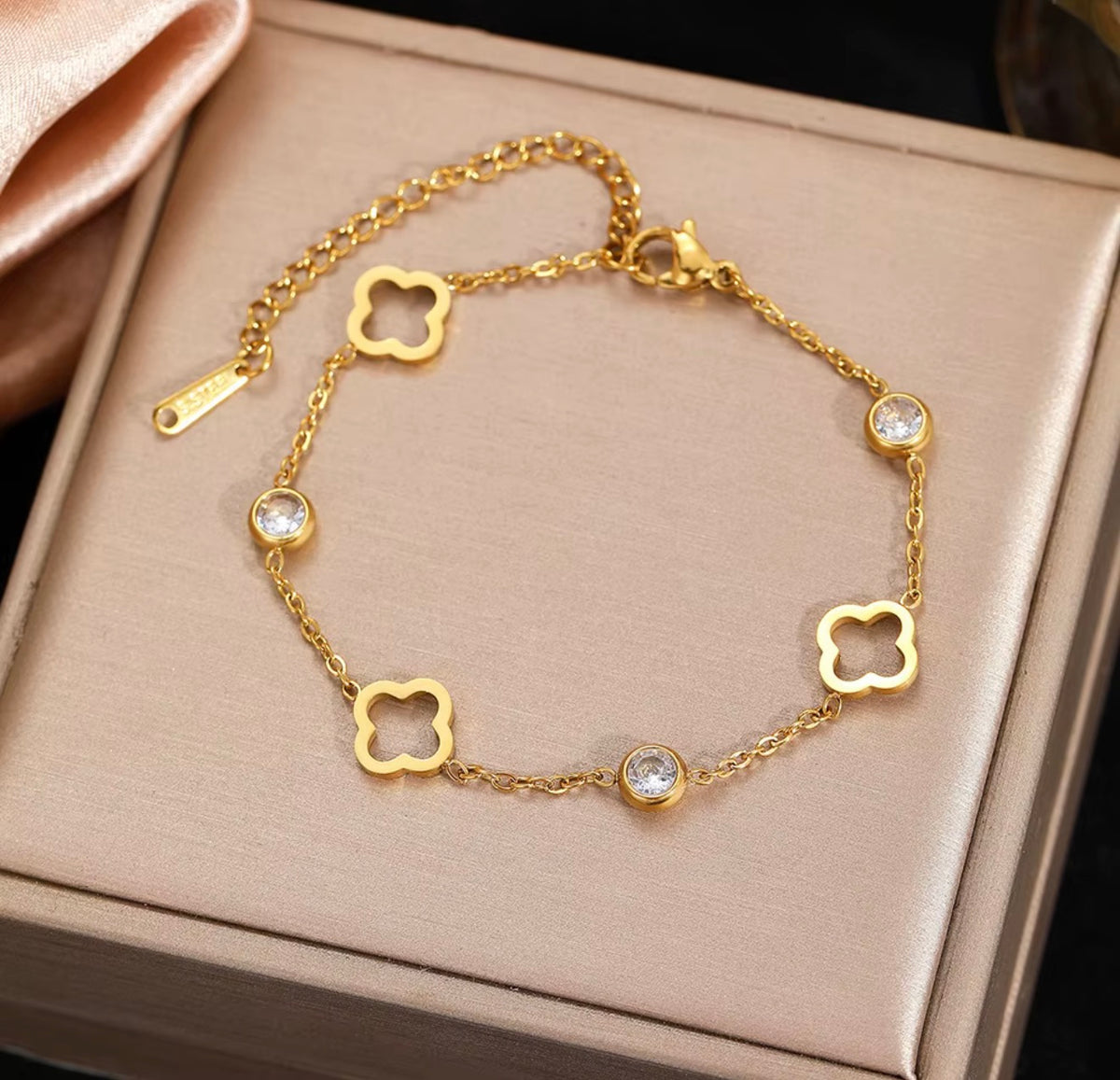 Dainty dimantee clover bracelet